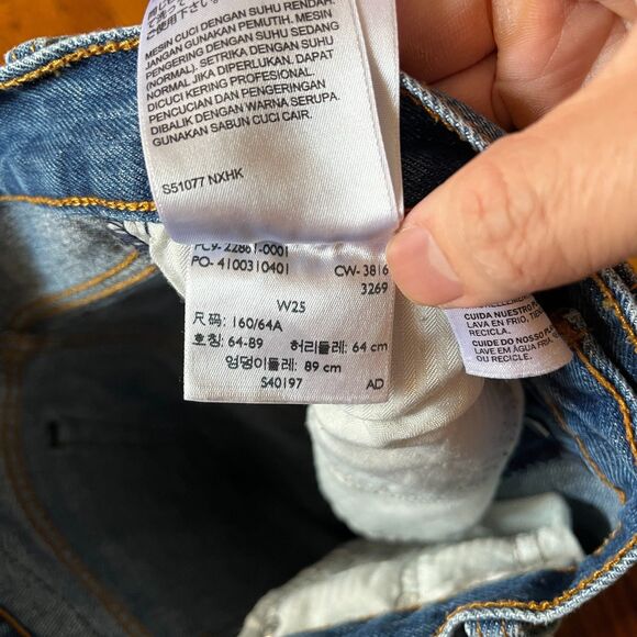 Levi's Women's 25 White Oak Cone Denim Raw Hem Slim Fit Blue Jeans - Picture 6 of 12